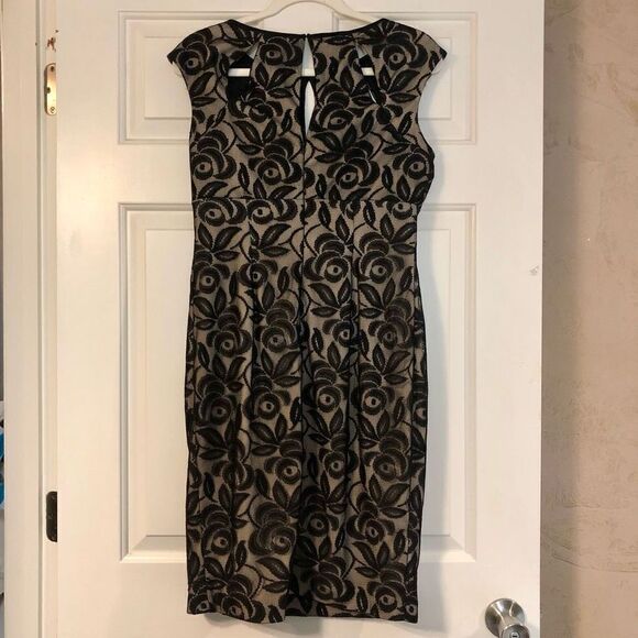 Maggie London Form Fitting Knee Length Black Lace Over Nude Lining Size 10 - Picture 4 of 11